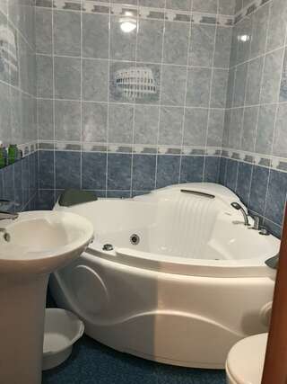 Гостиница Family House Батайск Номер комфорт с 2 односпальными кроватями-5